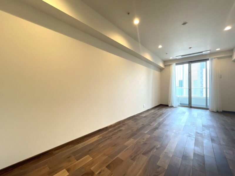 【洋室:弊社施工事例】全ての洋室にも天然無垢材を使用したフローリングや建具で高級感と木の温もりが感じられます。各洋室にクローゼットまたはウォークインクローゼットを備えており、居室部分も広くご利用頂けます。