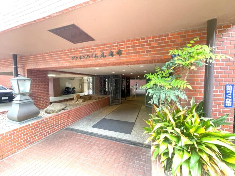 【エントランス】クラシカルな意匠の門扉や玄関灯が印象的なアプローチ。元麻布の街並みにふさわしい落ち着いた雰囲気が、住まいへと続く日常のひとときを彩ります。オートロックや防犯カメラを備え、日々の暮らしに配慮したセキュリティ体制。管理員による管理体制も整えられており、安心感を大切にした都心生活を支えます。