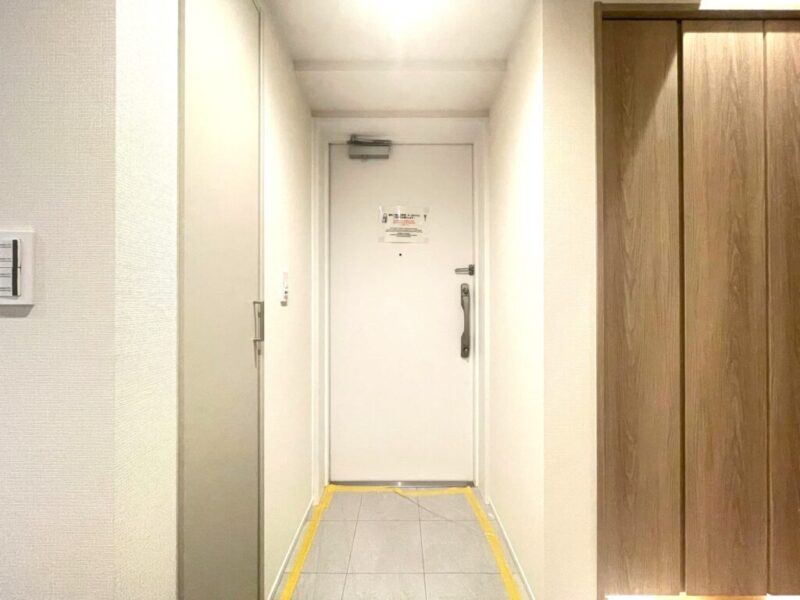 【玄関】玄関は落ち着いた雰囲気です。高さのあるシューズクローゼットが設置されており、たっぷりのシューズが収納できます。フロートタイプなので、お掃除もしやすくフットライトで玄関フロアもさらに広く感じられます。玄関収納も備えています。