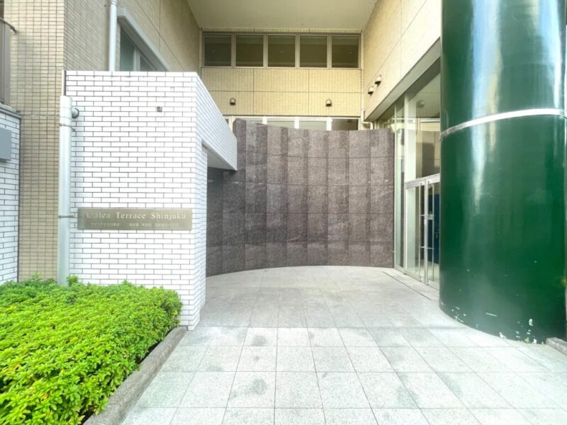 【エントランス】日々の帰宅や来客時に目にするエントランス。建物全体のデザインと調和したアプローチが、住まう方を迎え入れ、都市型レジデンスとしての品格を感じさせます。オートロックや防犯カメラを備え、共用部の防犯に配慮しています。さらに宅配ボックスも設置されており、不在時の荷物の受け取りにも便利な住環境です。