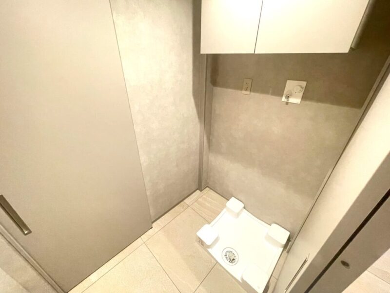 【ランドリールーム】独立したランドリースペースで洗面室に生活感も出にくく、洗濯機の回転音も軽減され、すっきりご利用頂けます。吊戸棚があり、水回りの生活用品などが収納できます。両側に引き戸があり、通り抜けもでき家事動線もスムーズです。