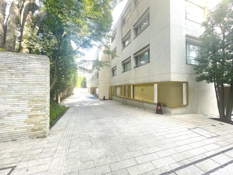 【エントランス】邸宅街の落ち着きにふさわしい、品格あるエントランスが住まう方やゲストを迎えます。住まいへと続くアプローチにも落ち着いた雰囲気が漂い、日々の帰宅を心地よく演出します。オートロックによる入館管理に加え、宅配ボックスを設置。外出の多い方にも便利な設備が備わり、日々の暮らしやすさに配慮されています。