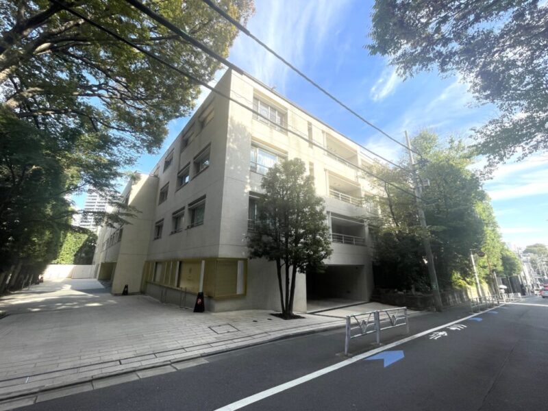 【外観】都心にありながら、緑豊かなゆとりある敷地計画と低層のフォルムが印象的なレジデンスです。洗練された外観が、住まう方のステータスをさりげなく物語ります。2004年11月築、鹿島建設施工、三井不動産レジデンシャルサービス旧分譲の地下1階付地上4階建、総戸数52戸のハイグレード低層レジデンス。「渋谷」駅・「神泉」駅・「代官山」駅の3駅利用可能な立地。都心主要エリアへのアクセスに優れ、ビジネスもプライベートも軽快に楽しめる交通環境が整っています。日々のお買い物に便利なスーパーやコンビニが身近に揃う住環境。「渋谷マークシティ」や「渋谷サクラステージ」などの商業施設も利用しやすく、ショッピングやグルメを気軽に楽しめます。近隣には緑を感じられ、春には桜が綺麗な「西郷山公園」や「菅刈公園」があり、都心に暮らしながら自然に触れるひとときを楽しめます。周辺には教育施設や医療機関も点在し、日々の暮らしを支える環境が整っています。渋谷の躍動感を身近にしながら、落ち着いた住環境で暮らせるロケーションです。