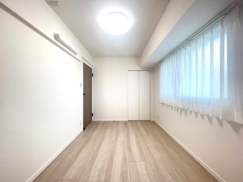 【洋室:約5.5帖】西向きの陽光が注ぎ、過ぎゆくときをゆったり感じられるお部屋です。クローゼットを備え、シングルベッドとデスクのどちらも置ける広さがあるので、お子様のお部屋やワークスペース・書斎などに向いています。