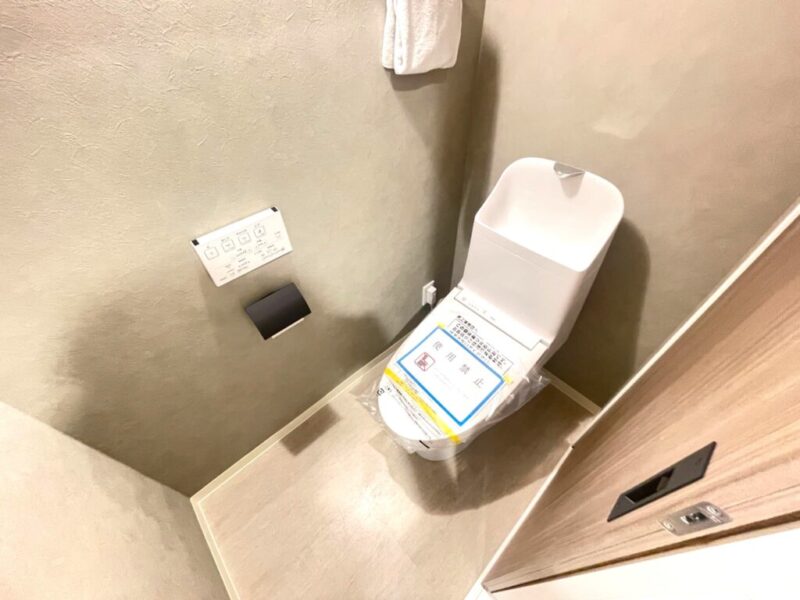 【トイレ】すっきりとしたデザインで清潔感があり、落ち着ける空間。トイレは温水洗浄機能付きです。吊戸棚も設置されており、トイレットペーパーなどが収納できます。
