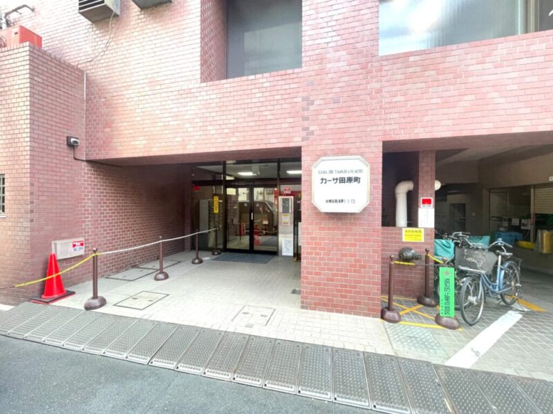 【エントランス】ブラウンタイル張りの重厚感のあるエントランス。駅徒歩1分の利便性を享受しながら、日々の帰宅を迎える住まいの顔として、暮らしを支えます。オートロックを採用し、防犯カメラを備え住まう方の安心に配慮したセキュリティ体制を整えています。