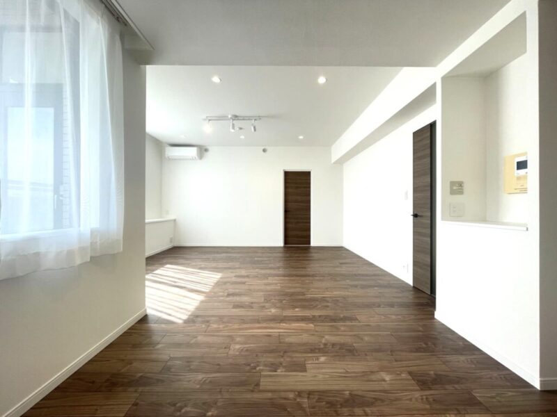 【LDK：約19.8帖】ダウンライトは開放感や暖かみがあり、天井埋め込み型カーテンレールで、空間がすっきりしていてインテリアを引き立てます。