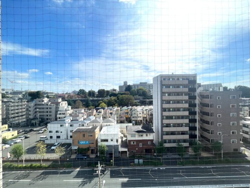 【住戸からの眺望】眼下は道路で前面の建物まで距離があり陽光もたっぷり注ぎ、開放感があります。緑も点在し、広い空も仰げる爽快な眺望です。
