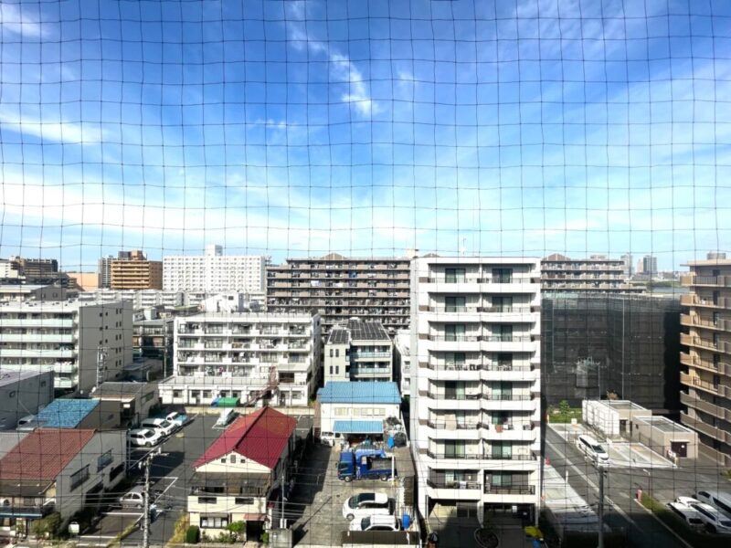 【住戸からの眺望】北側も眼下が道路なので、広い空も仰げる開放感のある眺望です。