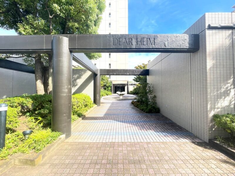【エントランス】重厚感溢れる佇まいと、住まう人を温かく迎え入れる落ち着いたアプローチ空間です。オートロックや防犯カメラを備え、マンションのセキュリティに配慮しています。共用部の防犯対策に加え、宅配ボックスも設置されており、不在時の荷物の受け取りにも便利です。