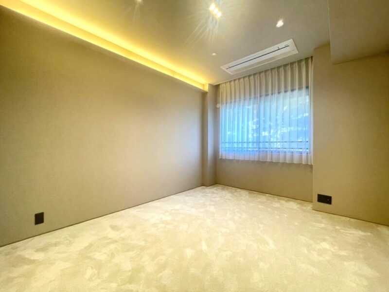 【主寝室：約9.7帖】洋室3部屋は北西向きの採光と間接照明が灯ります。容量のあるウォークインクローゼットを備え、居室スペースも広くご利用頂けます。大型のベッドまたは、シングルベッドを2台置ける広さがあり、主寝室にもおすすめです。