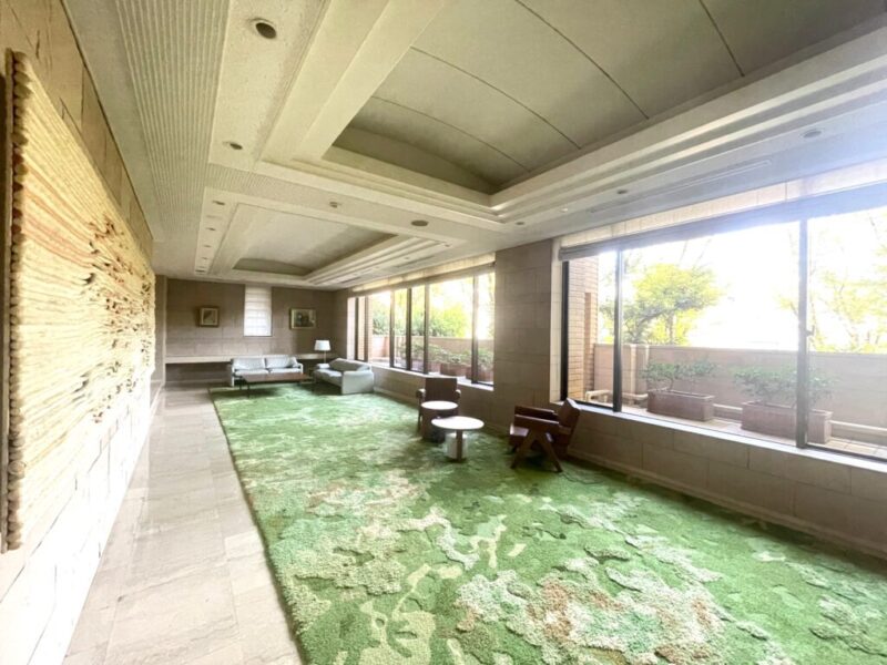 【共用部】落ち着いた住空間へとつながる共用部は、邸宅としての品格を大切にした暮らしにふさわしい空間です。豊かな緑に囲まれた住環境とともに、都心の喧騒から一歩離れた落ち着きある暮らしを演出します。