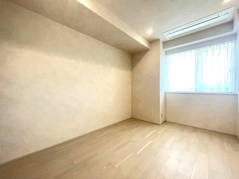 【洋室:約6.1帖】全ての洋室が南東向きで陽当たりが良く過ごしやすい洋室です。また全ての居室にビルトインエアコンを備え、空間もすっきりしていて、インテリアを引き立てます。