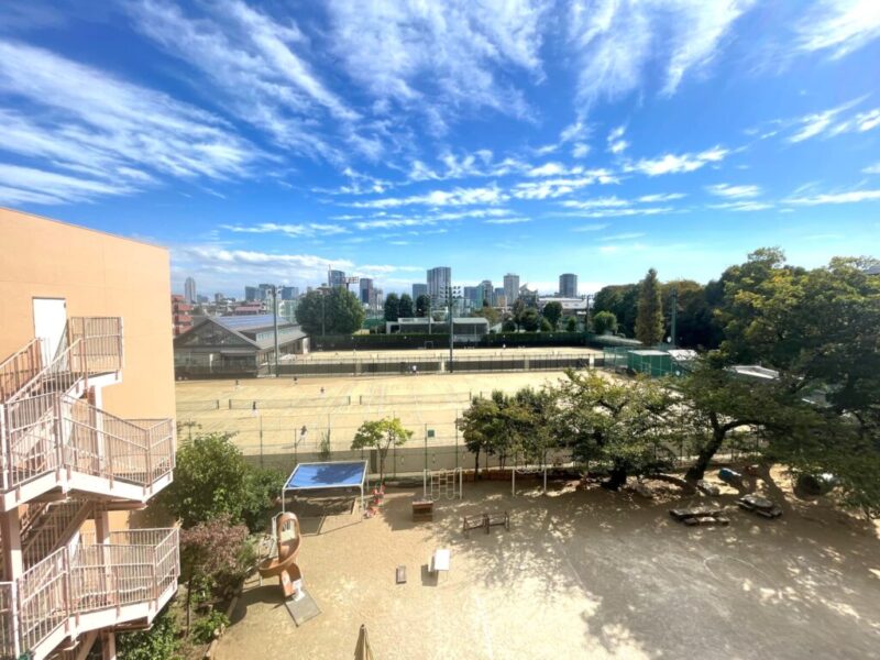 【住戸からの眺望】眼下は開けていて、奥には「有栖川宮記念公園」のグリーンが広がる開放感たっぷりの広い空も仰げる爽快な眺望です。