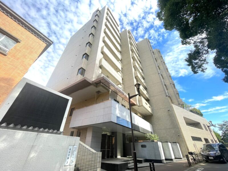 【外観】ベージュのタイル張りの都心の邸宅街にふさわしい、重厚感のある佇まいが魅力です。1985年1月築、東急建設施工、東急不動産旧分譲の地下1階地上10階建、総戸数37戸のヴィンテージマンション。最寄りの「広尾」駅から東京メトロ日比谷線を利用できるほか、「六本木」駅や「麻布十番」駅も利用可能です。複数の駅・路線を使い分けられ、ビジネスからショッピング、グルメまで幅広いシーンに対応します。「ナショナル麻布」や「広尾プラザ」が徒歩圏内にあり、日々のお買い物からファッション、グルメまで幅広く楽しめます。輸入食材を扱うスーパーマーケットや個性豊かなショップが身近に揃い、広尾ならではの上質な日常を満喫できます。緑豊かな「有栖川宮記念公園」に隣接し、都心にいながら自然を身近に感じられるロケーションです。周辺には教育施設や医療機関も点在し、日々の暮らしを支える環境が整っています。落ち着いた住環境を重視する方にもおすすめです。