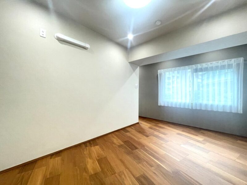 【洋室:約8.45帖】西向きの陽光が注ぎ、過ぎゆくときをゆったり感じられるお部屋です。容量のあるウォークインクローゼットを備え、居室スペースも広くご利用頂けます。大型のベッドまたは、シングルベッドを2台置ける広さがあり、主寝室にもおすすめです。