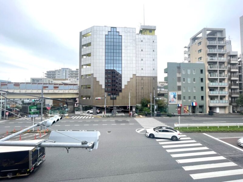 【住戸からの眺望】眼下は道路で開放感があり、前面の建物まで距離が保たれているので陽光も注ぎ、抜けも開放感もあり、広い空も仰げる眺望です。