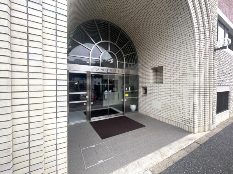 【エントランス】クラシカルなアーチ状のデザインが印象的なエントランスは、建物全体の品格を引き立てる空間です。南麻布の洗練された街並みに調和しながら、長く住み継がれてきたヴィンテージマンションならではの趣を演出します。オートロックを採用し、外部からの出入りに配慮したセキュリティ環境を整えています。日々の暮らしを支える管理体制とあわせて、都心の住まいに求められる安心感に配慮されています。