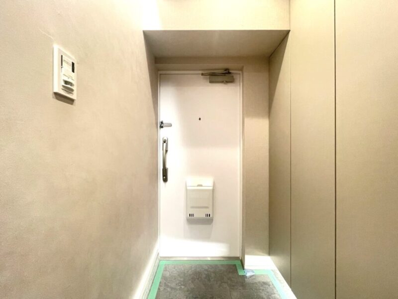 【玄関】玄関は落ち着いた雰囲気です。高さのあるシューズクローゼットが設置されており、たっぷりのシューズが収納できます。フロートタイプなので、お掃除もしやすくフットライトで玄関フロアもさらに広く感じられます。