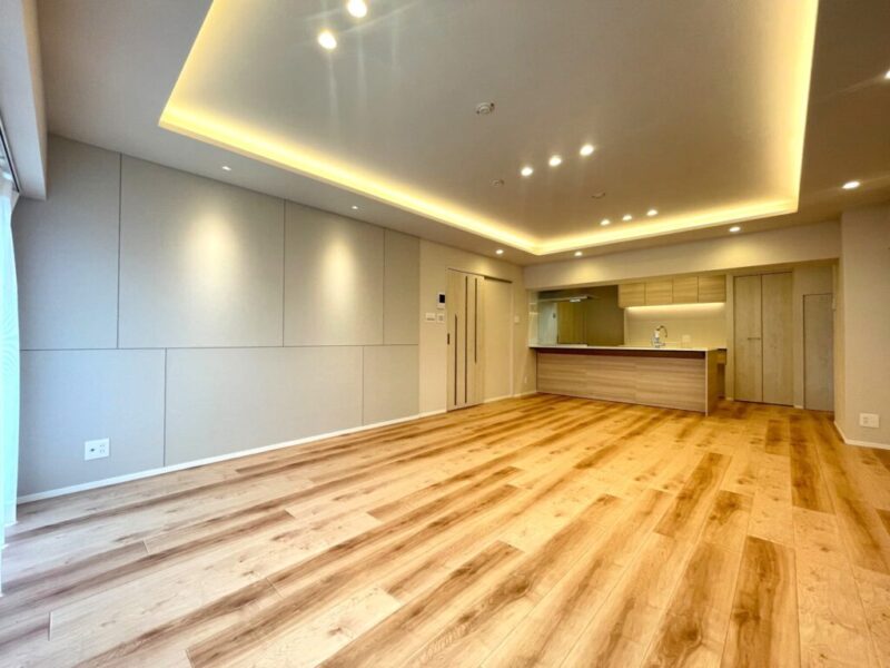 【LDK:約21.2帖】木目の美しいフローリングやキッチン・建具で、木のぬくもりを感じるナチュラルモダンな雰囲気のリビングダイニングとなっています。グレイッシュなアクセントウォールがインテリアをスタイリッシュに引き立てます。