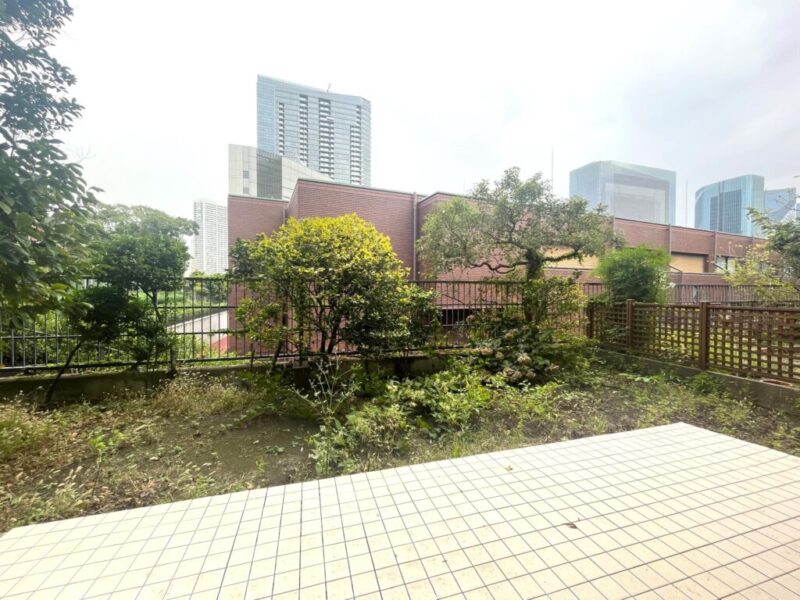 【テラス・専用庭】広い空と緑豊かな癒される眺望です。開放感たっぷりなテラスは、テーブルやチェアなども置ける広さで、カフェタイムなどリフレッシュや寛ぎのスペースとしてもゆったりお過ごし頂けます。