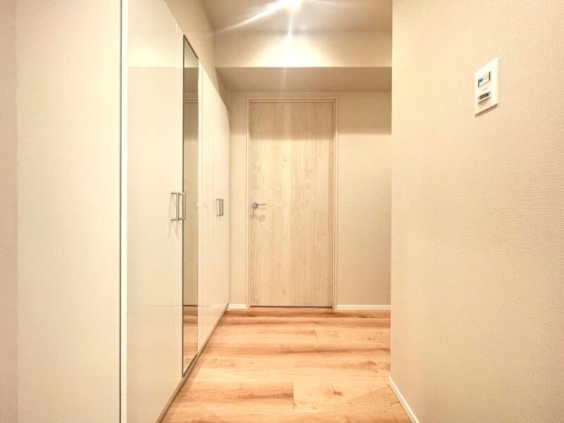 【玄関】玄関は落ち着いた雰囲気です。高さのあるシューズクローゼットが設置されており、たっぷりのシューズが収納できます。姿見も付いていて、お出掛け前の身だしなみチェックもできます。