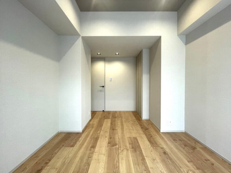 【洋室：約7.0帖】西向きの陽光が注ぎ、過ぎゆくときをゆったり感じられるお部屋です。クローゼットを備え、大型ベッドが置ける広さで、主寝室におすすめです。