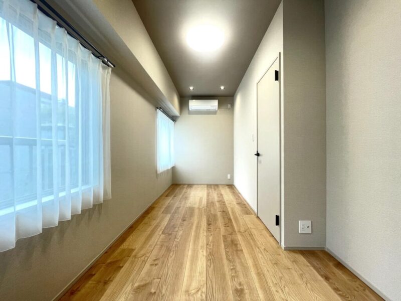 【洋室：約6.3帖】南向きの2面の窓があり、明るく過ごしやすい洋室です。間口が広く使い勝手の良いクローゼットを備え、シングルベッドとデスクのどちらも置ける広さがあるので、お子様のお部屋やワークスペース・書斎などに向いています。