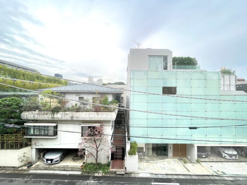 【住戸からの眺望】眼下は道路で、前面の建物まで距離が保たれているので陽光も注ぎ、周辺は低層の建物も多く緑や開放感もあり、広い空も仰げる眺望です。