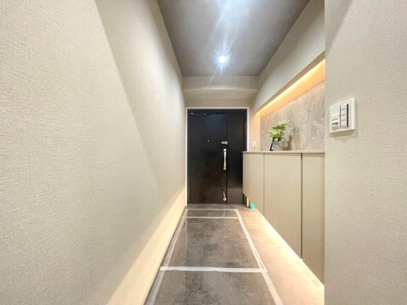 【玄関】玄関は、間接照明が灯る落ち着きのある上品な雰囲気です。カウンター付きのシューズクローゼットを備えており、お好みの物を置いて玄関の空間演出が愉しめます。フロートタイプなので、お掃除もしやすくフットライトで玄関フロアがさらに広く感じます。