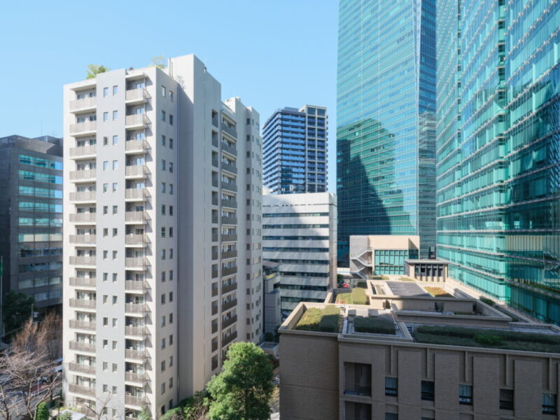 【住戸からの眺望】都会的な高層ビルが建ち並ぶ風景ながら、眼下は道路の為、前面の建物まで距離が保たれ、陽光も注ぎ広い空も仰げる眺望です。