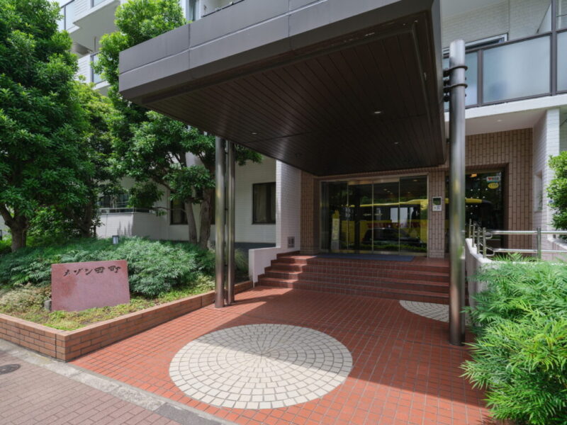 【エントランス】大規模マンションならではの存在感を感じさせる重厚なエントランス。日々の帰宅を迎える共用空間として、住まう方や訪れる方を穏やかに迎え入れます。夜間のオートロックに加え、防犯カメラを備えた共用部が安心感を高めます。管理人による日勤管理体制も整い、住まう方が快適に暮らせるよう配慮されています。