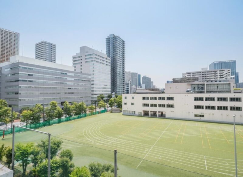 【住戸からの眺望】眼下は小学校の校庭で緑が広がり、空も広く仰げる開放感たっぷりな眺望です。