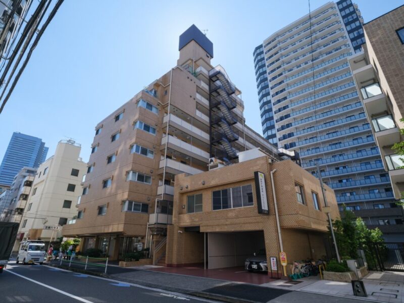 【外観】ブラウン系のタイル貼りを基調とした外観が、落ち着きと重厚感を演出します。時を重ねた建物ならではの風格が、ヴィンテージマンションとしての魅力を引き立てます。1985年10月築、中野組施工、ナカノコーポレーション旧分譲の地下2階付10階建、総戸数54戸のレジデンス。複数駅や路線が利用できる交通環境が魅力です。「白金高輪」駅、「麻布十番」駅が徒歩圏内です。さらに「田町」や「三田」駅も利用でき、都内各所への通勤・通学やお出かけに便利です。「白金高輪」駅周辺にはスーパーや飲食店、日常のお買い物に便利な店舗が揃っています。「白金アエルシティ」内の商業施設や「麻布十番」の商店街も利用でき、普段使いのお店から個性豊かなグルメスポットまで、都心ならではの街歩きを楽しめます。教育施設が点在する港区三田エリアは、学区域の小・中学校は徒歩圏内、「慶應義塾中・女子高・大」なども近く、都心で子育てを考えるご家庭にも魅力的な環境です。「東京都済生会中央病院」などの医療機関も周辺エリアにあり、日々の暮らしから万一の際まで見据えた生活基盤が整っています。白金高輪の落ち着いた街並みと麻布十番の華やかな雰囲気を使い分けられる点も魅力です。