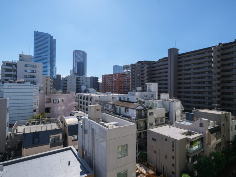【住戸からの眺望】眼下は道路で、前面の建物まで距離が保たれているので陽光も注ぎ、周辺は低層の建物も多く開放感もあり、広い空も仰げる眺望です。奥には田町方面の高層ビルも覗かせています。
