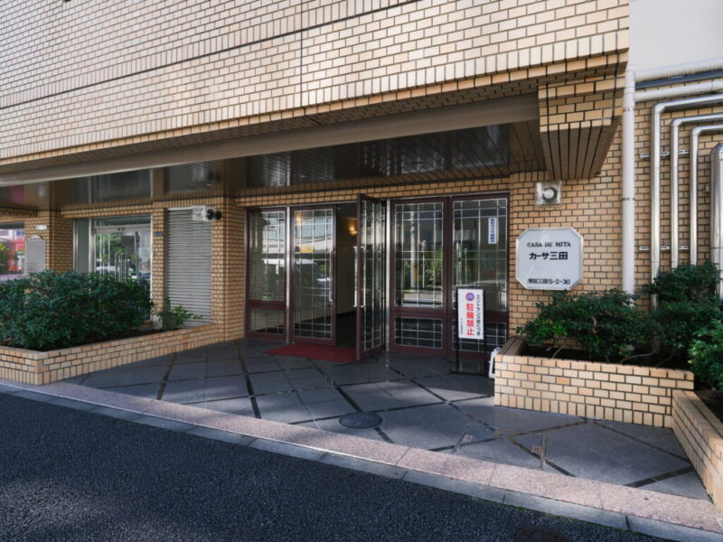 【エントランス】品格を感じるクラシカルな意匠が印象的なエントランス。建物の外観と調和した落ち着きのあるデザインが、帰宅するたびに穏やかな気持ちへと導いてくれそうです。オートロックと防犯カメラを設置し、居住者の安心に配慮したセキュリティ体制です。管理員による日勤管理も行われており、共用部の維持管理とともに、落ち着いて暮らせる住環境を支えます。
