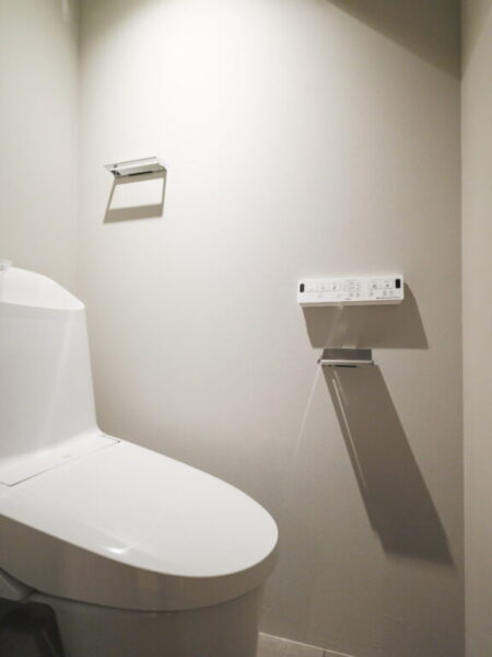 【トイレ】すっきりとしたデザインで清潔感があり、落ち着ける空間。トイレは温水洗浄機能付きです。吊戸棚も設置されており、トイレットペーパーなどが収納できます。