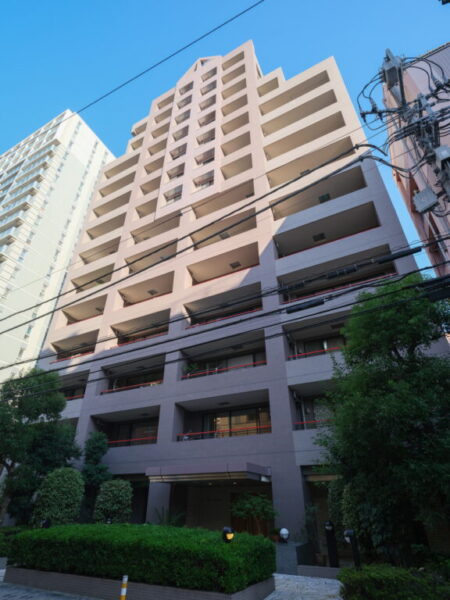 【外観】優しい色合いながら堂々としたフォルムが印象的なマンションです。恵比寿の街並みに調和しながら、存在感を放つ佇まいが魅力です。1998年6月築、熊谷組施工、住友不動産旧分譲の地下1階付地上14階建、総戸数102戸のレジデンス。最寄りの「恵比寿」駅からは、JR各線と東京メトロ日比谷線を利用可能です。「渋谷」「新宿」「品川」「東京」方面へアクセスしやすく、ビジネスにもプライベートにも快適なフットワークを実現します。「成城石井」などの食品スーパーも利用しやすく、都心ならではの充実した暮らしを支えます。「恵比寿」駅周辺には多彩な飲食店や商業施設が集まり、「アトレ恵比寿」や「恵比寿ガーデンプレイス」も利用でき、ショッピングやグルメを身近に楽しめます。都心にありながら、公園などで緑や季節の移ろいを感じられる住環境です。区立小学校も近く、周辺には名門校も点在し、周辺の医療機関も生活圏にあり、利便性だけでなく、日々の暮らしやすさにも配慮されたロケーションです。