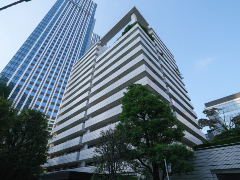 【外観】「建築家・黒川紀章氏」設計の重厚感のあるフォルムに豊かな植栽が彩りを添える、赤坂を代表するヴィンテージ邸宅。時を重ねた風格と品格が印象的な佇まいです。「溜池山王」駅から銀座線・南北線、「赤坂」駅から千代田線を利用できます。「六本木一丁目」駅も徒歩圏内にあり、複数路線を使い分けられる高い交通利便性が魅力です。「吉池 赤坂店」や24時間営業の「肉のハナマサ 赤坂店」をはじめ、日常の買い物に便利な店舗が身近に揃います。「赤坂Bizタワー」や「赤坂サカス」など、グルメやショッピングも徒歩圏で楽しめます。「氷川公園」や「檜町公園」など、散策やリフレッシュに適した緑地が身近。医療施設も周辺に揃っています。「赤坂」2丁目の都心の一等地ポジションに佇み、赤坂の華やぎと、都心邸宅地ならではの落ち着きを享受できる立地です。
