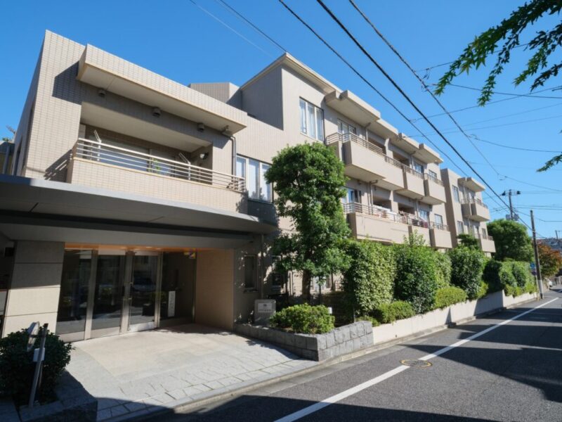 【外観】重厚感のあるライトブラウンのタイル貼りで周囲のグリーンに馴染む外観。街並みに調和しつつ上質感を演出します。1998年11月築、間組施工、日本ランディック旧分譲の地上3階建、総戸数23戸の低層レジデンスです。第一種低層住居専用地域を中心とした穏やかな街並みに位置し、静けさと利便性を享受できる住環境です。最寄りの「西荻窪駅」より中央線快速・各駅停車が利用可能。新宿駅や東京駅へスムーズにアクセスできる利便性が魅力です。商店街や個性豊かな店舗が点在するエリアで、「西荻マイロード」をはじめ、日常の買い物から外食まで多彩な選択肢が広がります。徒歩圏には「桃井原っぱ公園」などの緑豊かな公園があり、子育て世帯にも嬉しい穏やかな環境が広がります。成熟した住宅街の雰囲気と、暮らしやすさを兼ね備えた立地です。