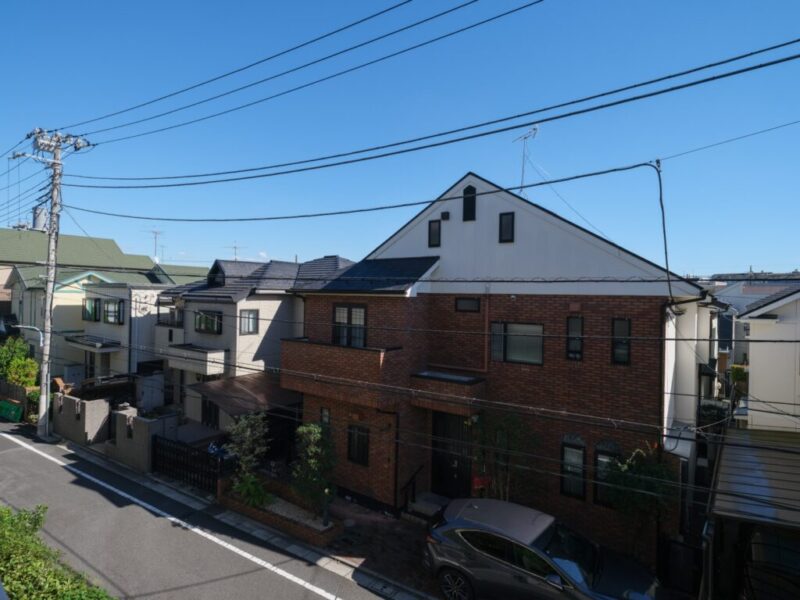 【住戸からの眺望】眼下は道路で、前面の建物まで距離が保たれているので陽光も注ぎ、周辺は低層の建物も多く開放感もあり、広い空も仰げる眺望です。