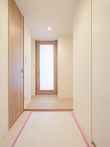 【玄関】ウッディな建具で落ち着きのある雰囲気。玄関横にはシューズインクローゼットを備えています。シューズもたっぷり、ベビーカーや傘立ても収納でき、玄関フロアもすっきりご利用頂けます。