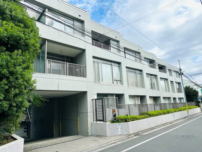 【外観】コンクリート打ちっぱなしの雁行型の端正なフォルムの外観。周辺の街並みに調和する落ち着いた佇まいが、住まう方を穏やかに迎えます。2000年4月築、日本鉄管工事、日本銅管旧分譲の地下1階地上3階建、総戸数21戸の低層レジデンス。最寄りの「西荻窪」駅からJR中央線・中央総武線を利用可能。「新宿」方面などの都心へのアクセスに加え、駅周辺の商店街や飲食店も日常的に利用しやすく、オン・オフともに充実した暮らしを支えます。周辺にはスーパーマーケットやドラッグストアが徒歩3分圏内に揃い、日々の買い物もスムーズです。「桃井原っぱ公園」が身近で自然に触れられる、穏やかな住環境が魅力です。教育施設や医療機関も周辺エリアにあり、日々の暮らしを支える生活基盤が整っています。落ち着いた環境で長く暮らしたい方にもおすすめです。