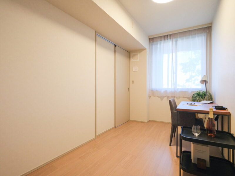 【洋室：約5.6帖】リビングに隣接しつつ独立性もあるこちらのお部屋は、目が届きやすくお子様のお部屋にもおすすめです。勉強や作業にも集中できそうなお部屋で、ワークスペースや書斎としてなどにも好適です。