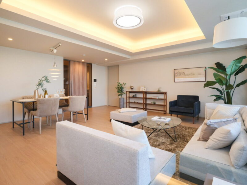 【LDK：約20.1帖】間接照明灯る折り上げ天井に、木目の美しいフローリングや建具で、木のぬくもりを感じるナチュラルモダンな雰囲気のリビングダイニングとなっています。