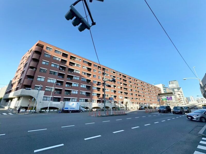 【外観】ブラウンタイル張りの重厚感のある堂々とした建築フォルム。南麻布の街並みに調和しながら、時を重ねた建物ならではの風格を漂わせます。1979年9月築、西松建設/清水建設施工、東京興産旧分譲の地上8階建、総戸数174戸のヴィンテージマンション。最寄りの「広尾」駅から東京メトロ日比谷線を利用できる、都心生活に便利な交通環境です。「白金高輪」駅も徒歩圏内にあり、南北線・都営三田線を使い分けることで、都内各方面へスムーズにアクセスできます。日常のお買い物には「肉のハナマサPLUS 南麻布店」、こだわりの食材探しには「ナショナル麻布」などを利用できるエリアです。広尾や白金高輪周辺のショップ、カフェ、レストランも生活圏に収め、充実した毎日を叶えます。緑豊かな「有栖川宮記念公園」が身近にあり、都心に暮らしながら自然に親しめる環境です。教育施設や医療機関も周辺に点在しており、子育て世帯から落ち着いた都心生活を求める方まで、幅広いライフスタイルに対応します。
