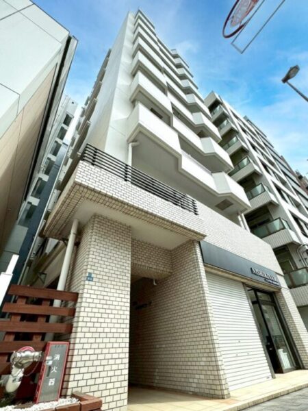 【外観】凛としたフォルムが印象的なマンションです。元浅草の街並みに調和しながら、都心生活を支える住まいとして存在感を放ちます。1982年1月築、フジタ工業施工、藤和不動産旧分譲の地上10階建、総戸数24戸のヴィンテージマンション。最寄りの「新御徒町」駅から都営大江戸線・つくばエクスプレスを利用できる、交通利便性の高いロケーションです。「稲荷町」駅や「蔵前」駅も徒歩圏内にあり、都内各所への移動はもちろん、浅草や上野方面へのお出かけにも便利です。「ライフ新御徒町店」などのスーパーマーケットやコンビニ、ドラッグストアが至近に揃い、毎日のお買い物が便利で飲食店も点在しています。上野・御徒町方面へ足を延ばせば、幅広いショッピングやグルメも楽しめます。近隣には「小島公園」など、気軽に立ち寄れる公園があり、都心に暮らしながら身近な緑に親しめます。学区域の区立小・中学校も徒歩10分圏内に位置し、医療機関も点在しており、日々の暮らしを支える生活環境が整ったエリアで、都心の利便性と下町ならではの親しみやすさを享受できます。