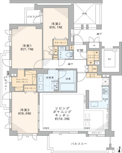 【間取り：3LDK】専有面積92.42㎡、バルコニー面積18.08㎡。床暖房付きの約19.3帖のリビングダイニングキッチンに、ウォークインクローゼット付きの約7.7帖、クローゼットと収納付きの約6.1帖、クローゼット付きの約6.6帖の洋室があります。キッチンにカップボード、廊下に収納、玄関にシューズクローゼットを備え、収納が豊富です。陽当たり良好な南西角住戸です。