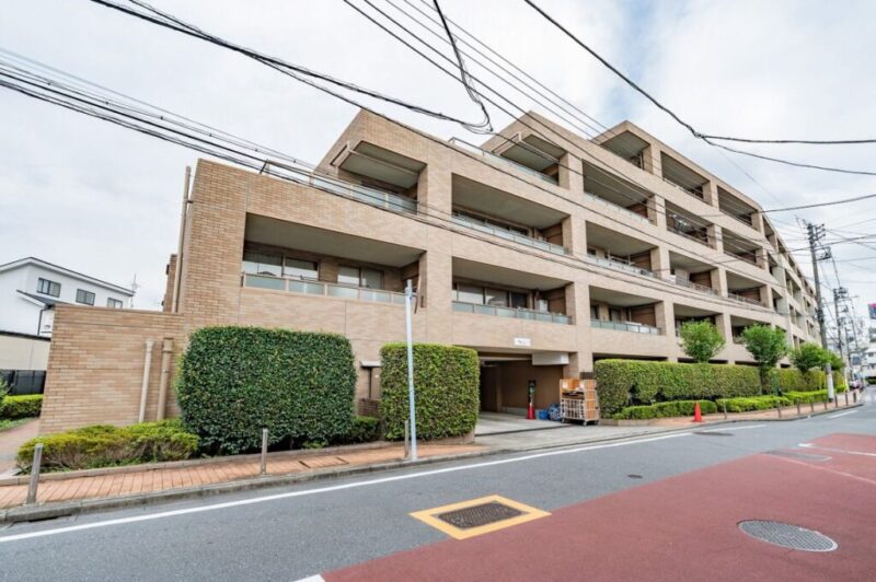 【外観】ブラウンのタイル張りの低層の建物ならではの重厚感。周辺の住宅街や緑に馴染む穏やかな外観が魅力。都心へのアクセスと静かな暮らしを両立できる住まいです。2000年12月築、大末建設施工、大京旧分譲の地下1階地上5階建の総戸数99戸の低層レジデンス。最寄りの「上北沢」駅に加え、京王線「桜上水」駅や京王井の頭線「浜田山」駅も徒歩圏内。複数の駅・路線を選択肢にでき、都心への通勤から休日のお出かけまで、軽快な移動をサポートします。「まいばすけっと下高井戸5丁目店」や「セブンイレブン杉並下高井戸5丁目店」が至近に位置し、日常の買い物もスムーズ。さらに「サミットストア上北沢店」なども利用でき、暮らしに欠かせない買い物環境が身近に揃っています。「塚山公園」など、自然に親しめるスポットが身近にあり、休日の散策や気分転換にもぴったり。小学校も徒歩圏内に位置し、緑を感じながら子育てしたいご家族にも魅力的な住環境です。