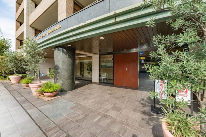 【エントランス】建物の落ち着いた雰囲気と調和する重厚感のあるエントランス。住まう方やゲストを迎えるエントランスは、マンションの印象を左右する大切な空間。オートロックを備え、居住者の安心に配慮した住まいです。宅配ボックスも設置されているため、仕事や外出で留守にすることが多いご家庭にも便利。日々の暮らしを支える実用的な設備が魅力です。